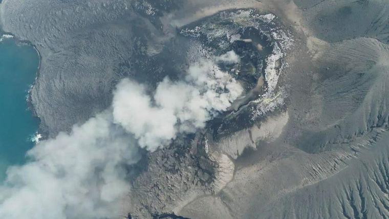 Las espectaculares imágenes del volcán Anak Krakatoa que entró en erupción