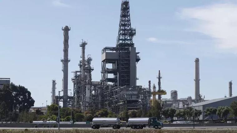Tensiones en Oriente Medio: Petróleo de Texas alcanza 91,96 dólares por barril tras ataque a Irán