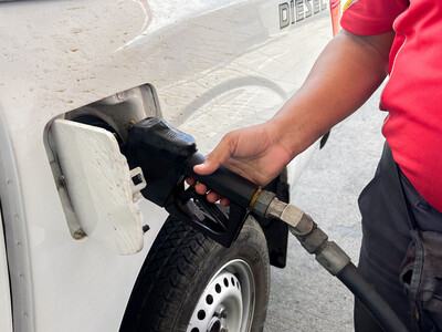 Gobierno congela el precio de los combustibles