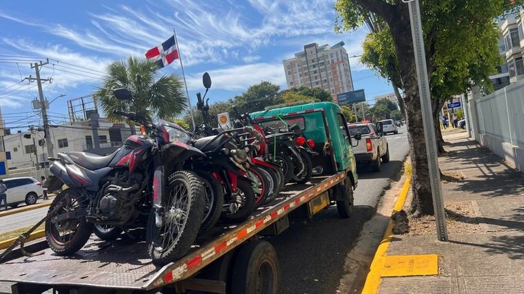 Sacan de circulación decenas de vehículos pesados y motocicletas en operativos relámpago