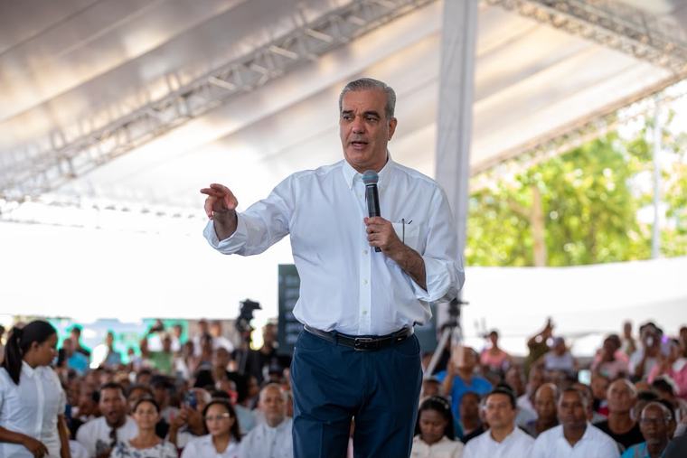 Presidente Abinader entrega 1,750 títulos de propiedad en Los Alcarrizos que benefician a unas 7,000 personas