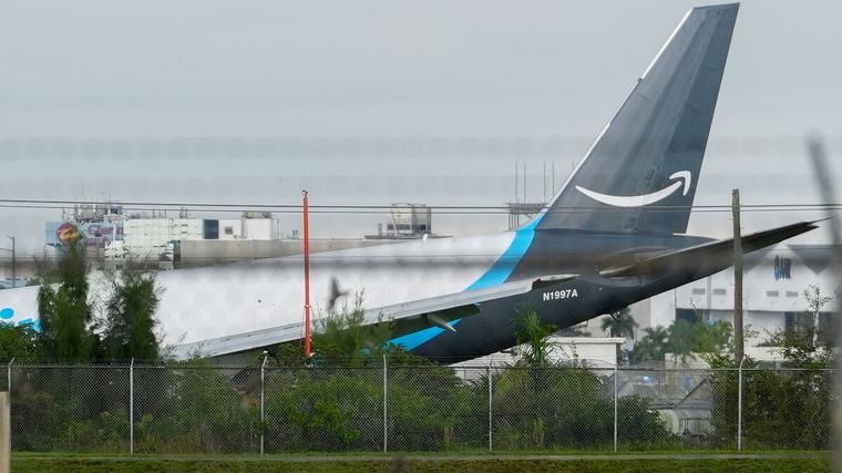 Desvían vuelos a Puerto Rico tras accidente de avión en Miami