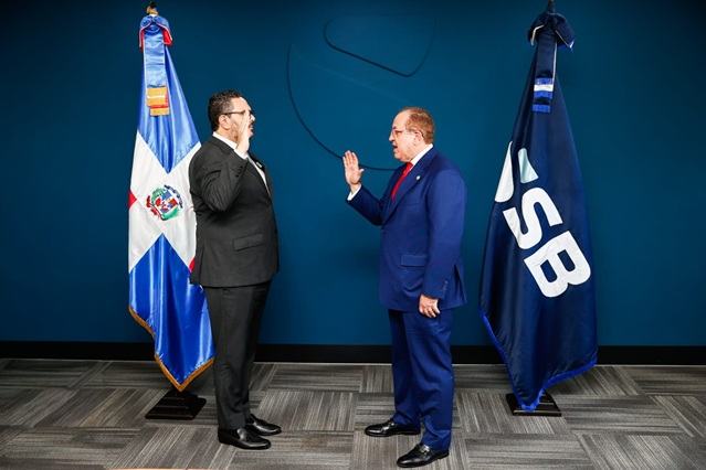 Ministro Magín Díaz juramenta a Cedeño Brea como nuevo superintendente de Bancos
