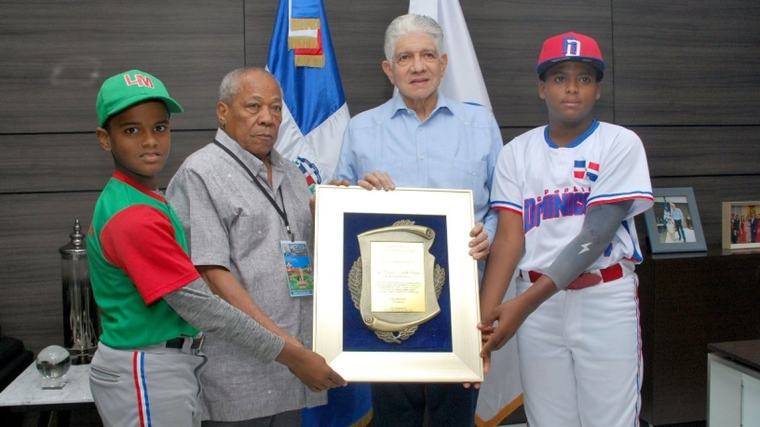 Liga Luis Mercedes reconoce a ministro Eduardo Estrella
