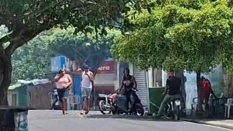 Enfrentamientos y gases lacrimógenos marcan huelga este lunes en Salcedo