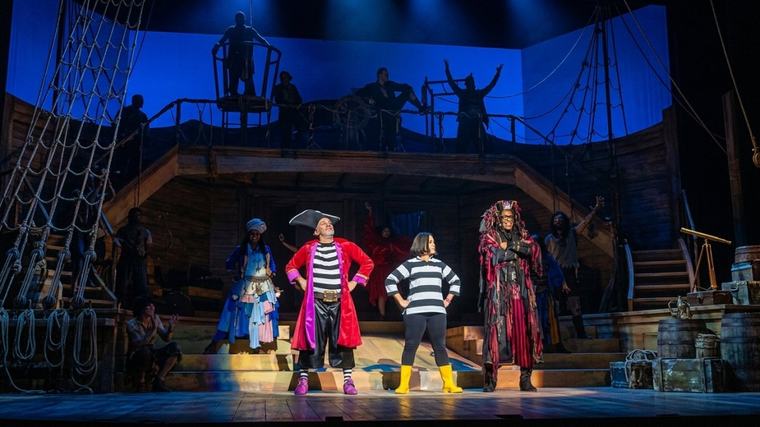 Risas, música y magia: “El Capitán Control” tomó el escenario del Teatro Nacional