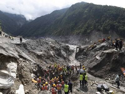 Número de muertos por riadas en Nepal y China asciende a 1384
