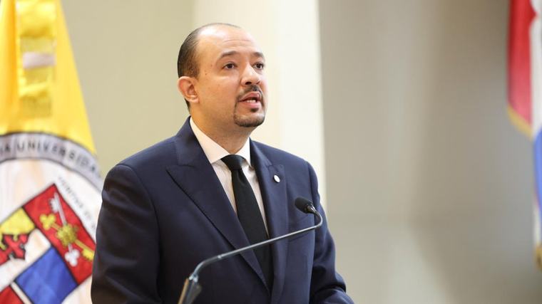 Pucmm ratifica a Héctor Alies