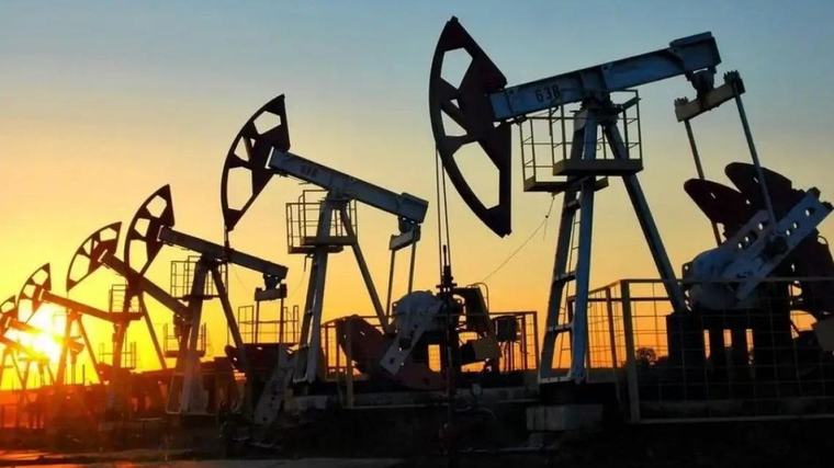 El petróleo se dispara un 3.2 % tras ataques de EE.UU. a Irán en el estrecho de Ormuz